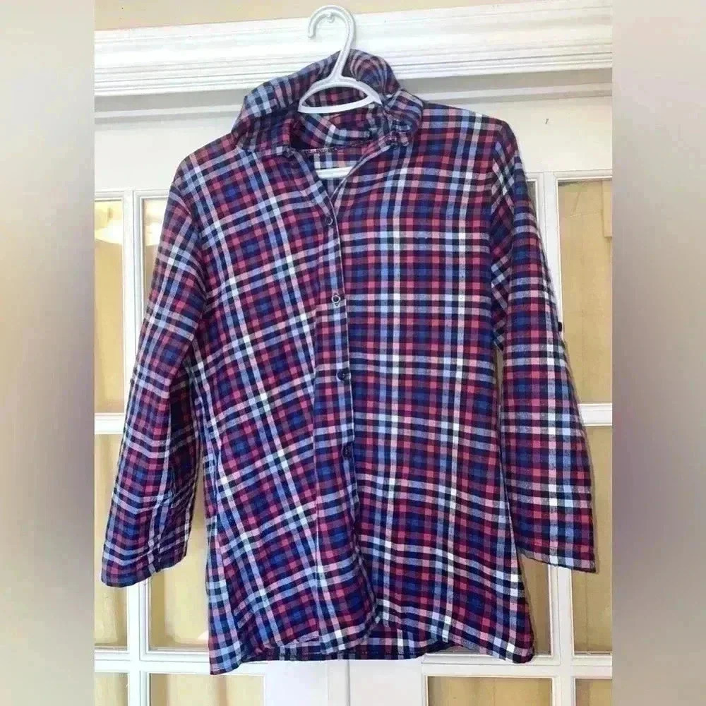 Plaid  style cotton/polyester fabric T-shirt. Great for spring 🌸